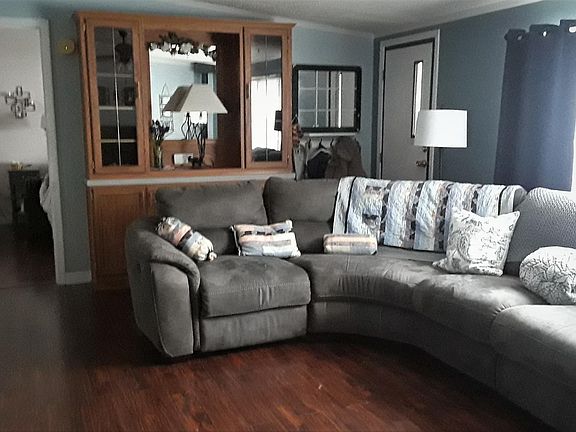 3rd image of 10 Lexington Ln