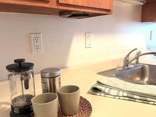 17160 Avondale Way NE APT 8, Redmond, WA 98052