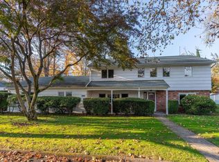 2 Strawberry Ln, Huntington, NY 11743