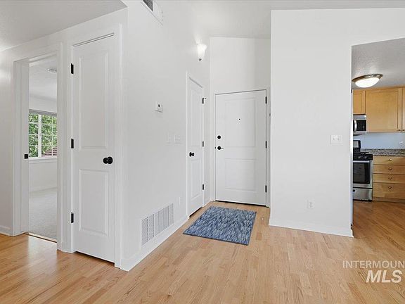 4th image of 307 W Village Ln