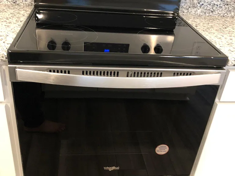 Whirlpool electric cooktop with 4 coils, and oven