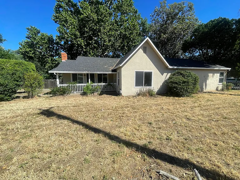 720 E Lassen Ave — Photo 2