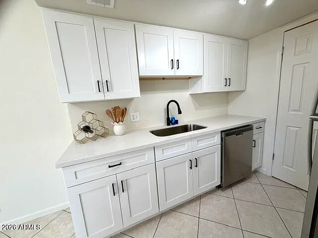 1237 E Lawrence Ln — Photo 9