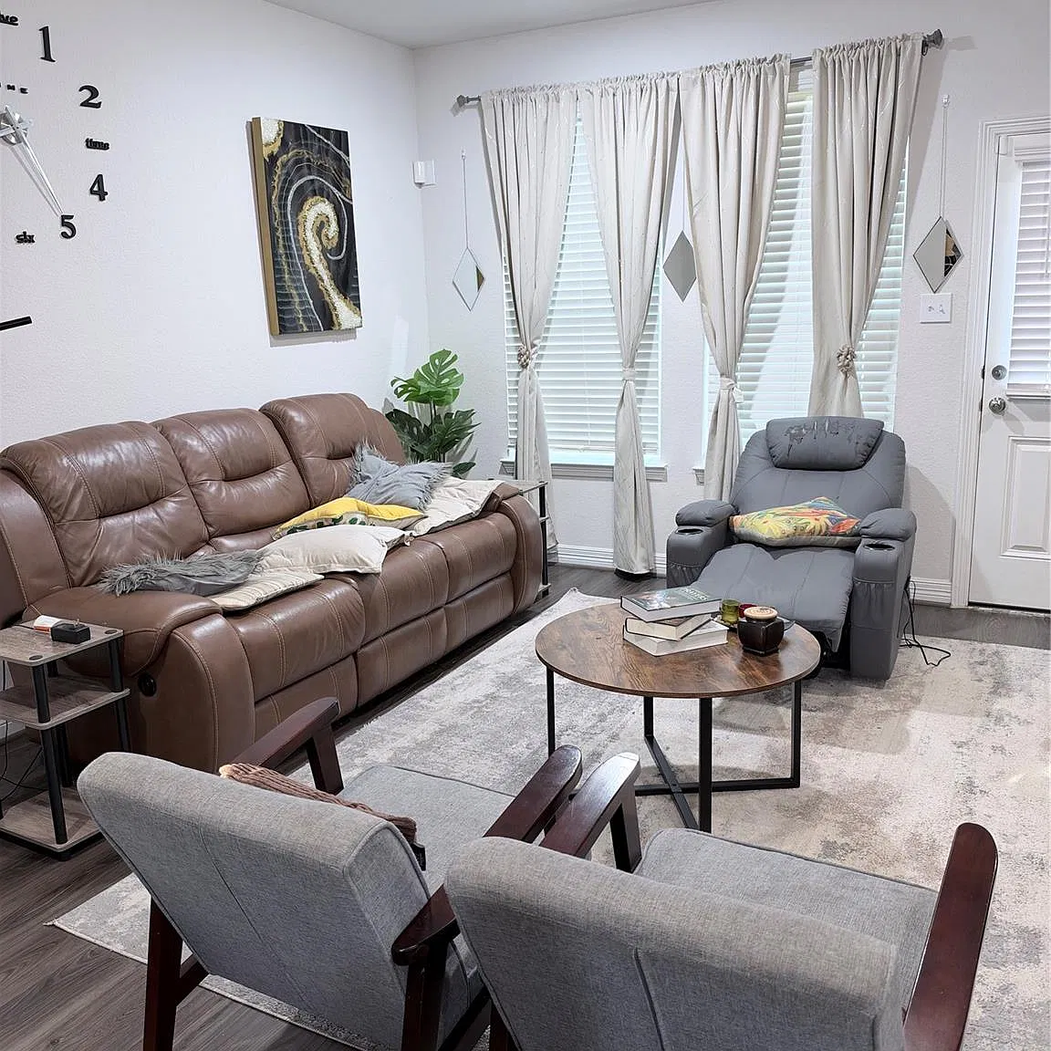4 bed, 3.5 bath, 2401 sqft, $2,300 — Photo 3