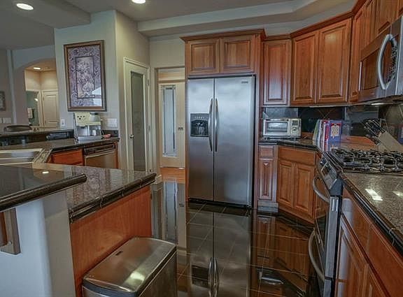 5th image of 5904 N Woodview Ln
