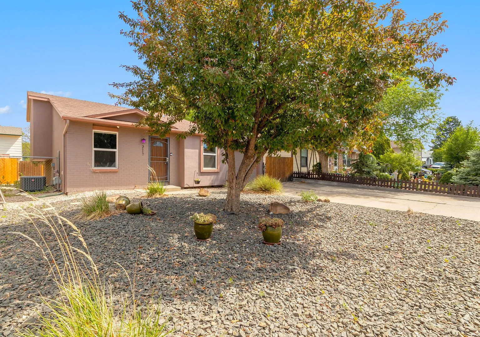 Updated 4-Bedroom Home with Central A/C & Xeriscaped Yard — Photo 2