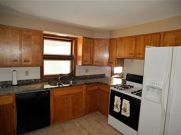 3rd image of 154 Temple Dr