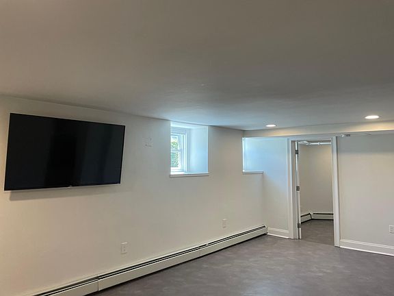 5th image of 232 Richmond Ave #17