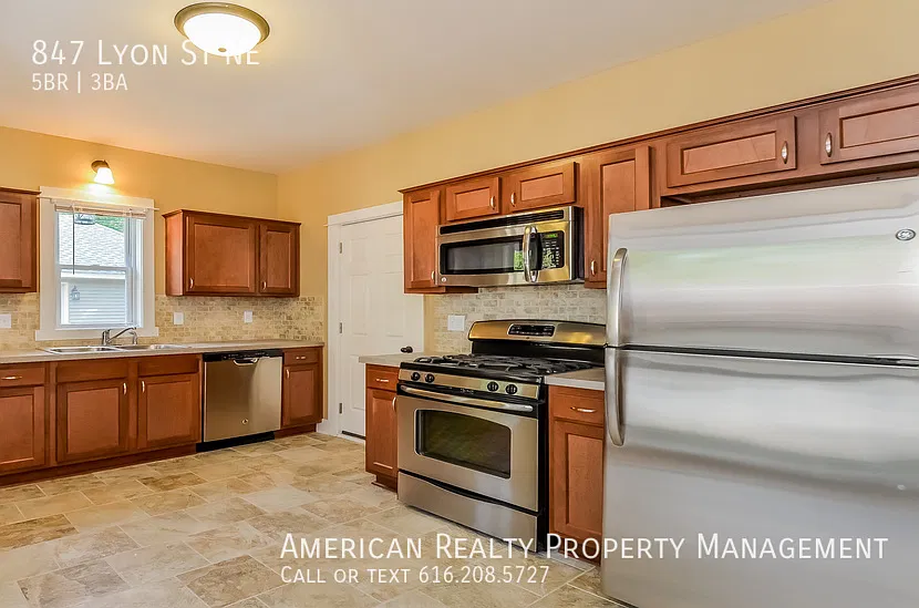 5 bed, 2.5 bath, 1770 sqft, $3,200 — Photo 4