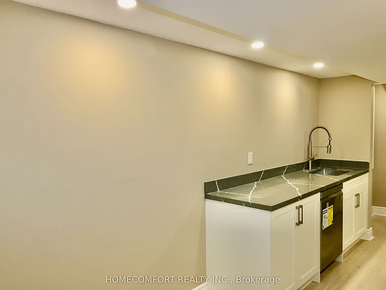 126 Gamble Glen Cres #LOWER — Photo 11
