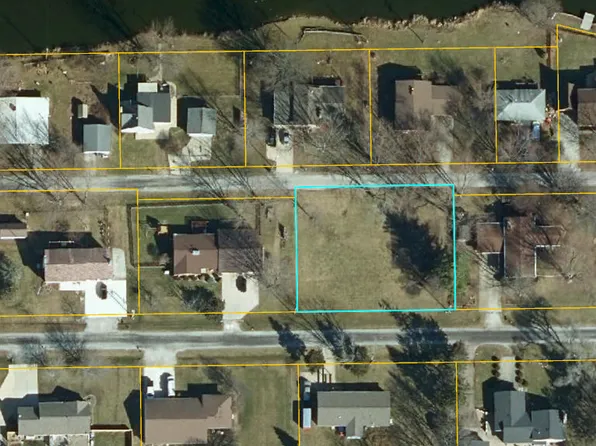17424 Air Strip Rd, Hudson, IL 61748