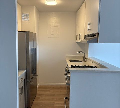 3rd image of 301 E 79th St APT 25E