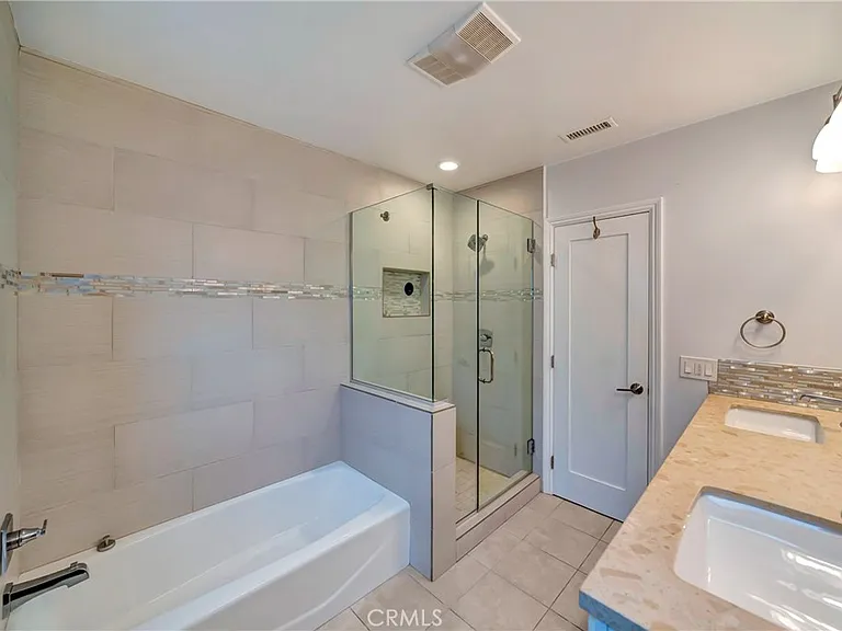 4833 Longridge Ave — Photo 22