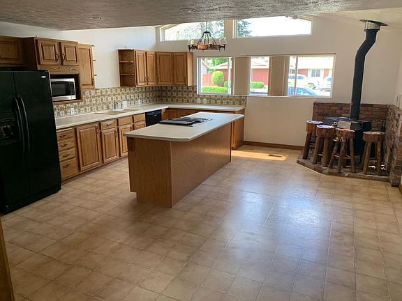 3rd image of 104 E Regina Ave