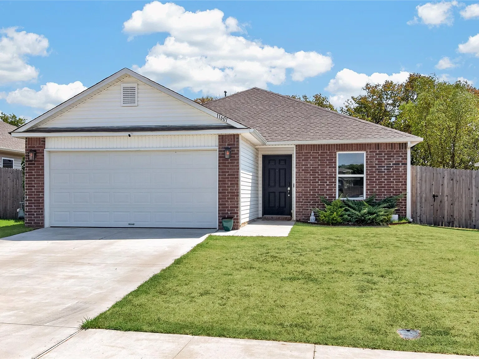 3 bed, 2.0 bath, 1224 sqft, $1,700 — Photo 1