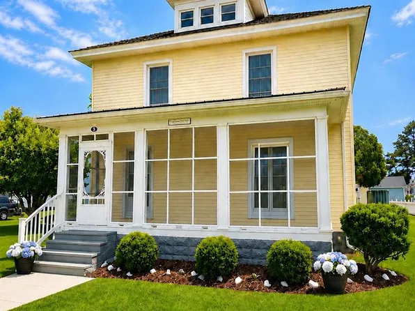 8 South St, Wachapreague, VA 23480