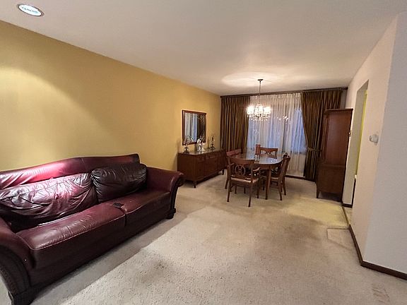 3rd image of 532 S Blackstone Ave