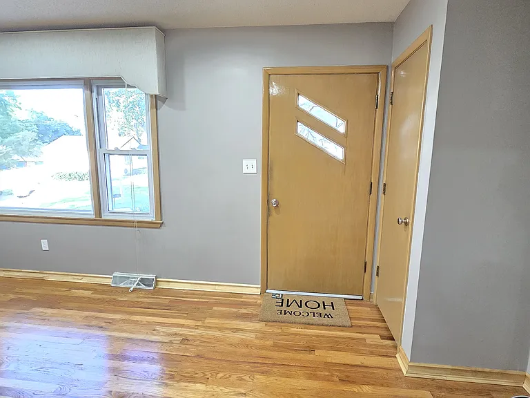619 NE 39th Ter — Photo 2
