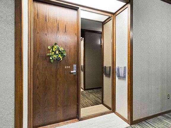 2nd image of 6095 Coburg Rd #206