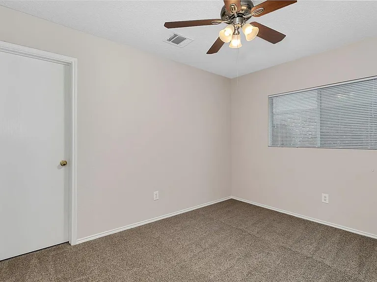 2152 Laughlin Rd — Photo 11