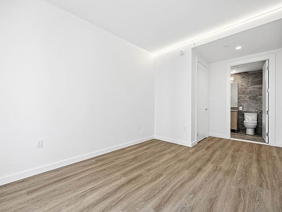 5th image of 100 Sullivan Pl #412