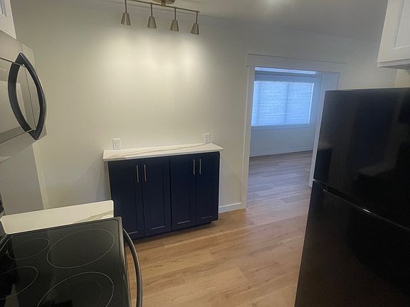 4th image of 218 E Charles St