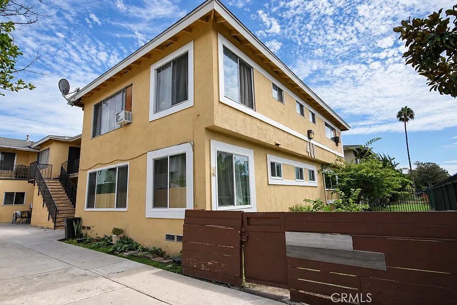 2 bed, 1000 sqft, $2,400 — Photo 1