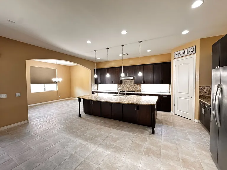 268 E Powell Way — Photo 5