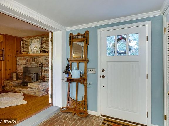 Spacious entryway
