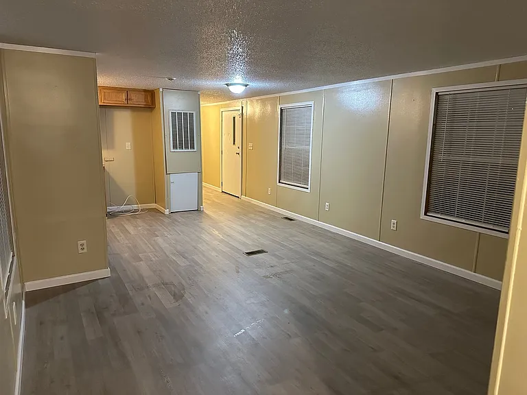 2501 S Broadway Ave — Photo 28