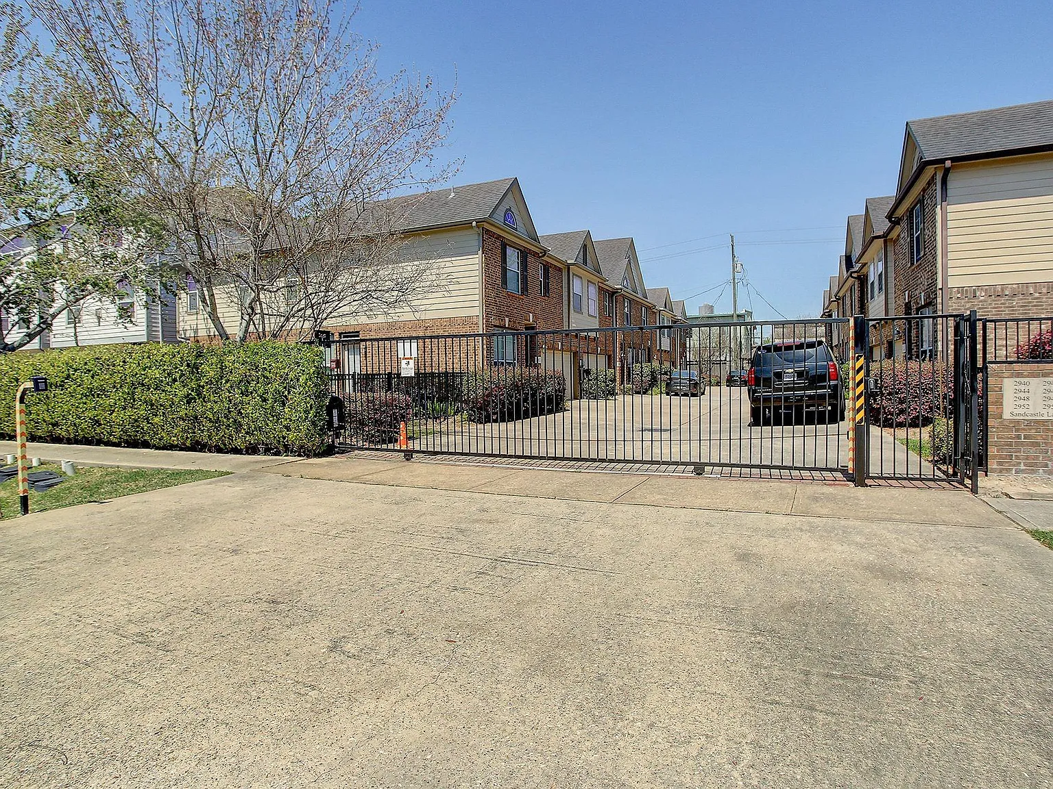 3 bed, 2.5 bath, 2377 sqft, $3,000 — Photo 2