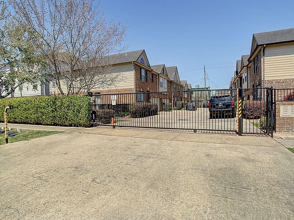 2nd image of 2944 Sandcastle Ln