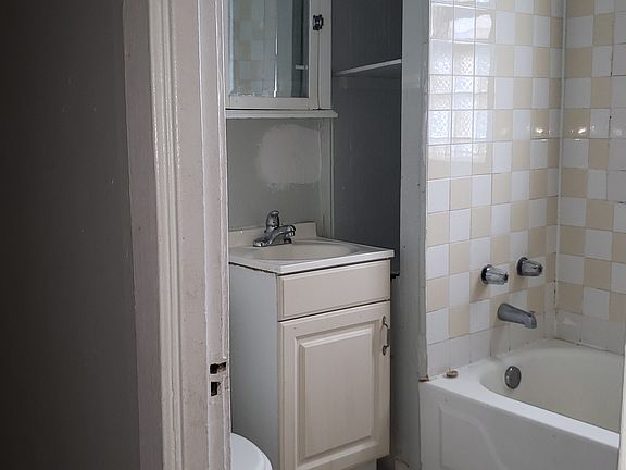3rd image of 3143 W Eastwood Ave APT 2F