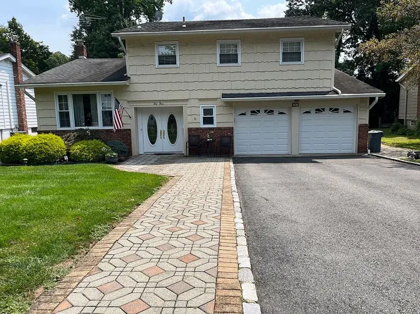 64 Roosevelt St, Roseland, NJ 07068