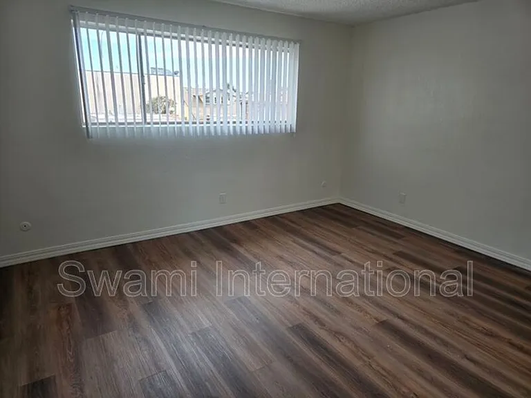 308 W Queen St #14 — Photo 8
