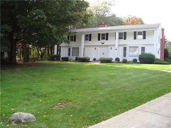 3rd image of 10 Stonehenge Ct
