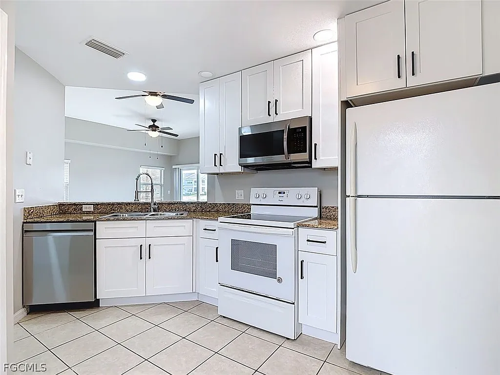 2 bed, 2.0 bath, 1055 sqft, $1,640 — Photo 4