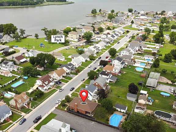 Only a 4-min walk or 2-min drive to Lynch Point Community Park with playground, swings, and a beach for fishing and launching kayaks _ with no fees!