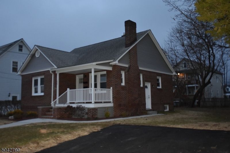 1st image of 220 N 8th Ave