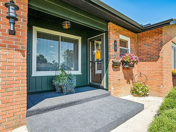 3rd image of 44 Tanglewood Dr