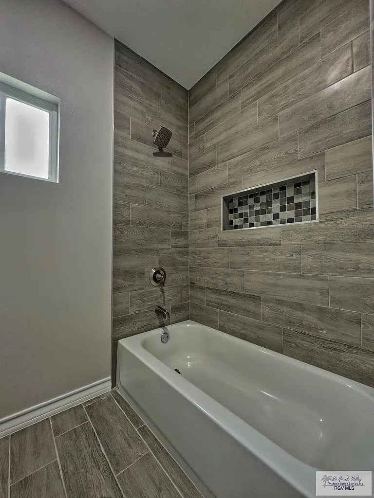 4 bed, 1600 sqft, $1,700 — Photo 2