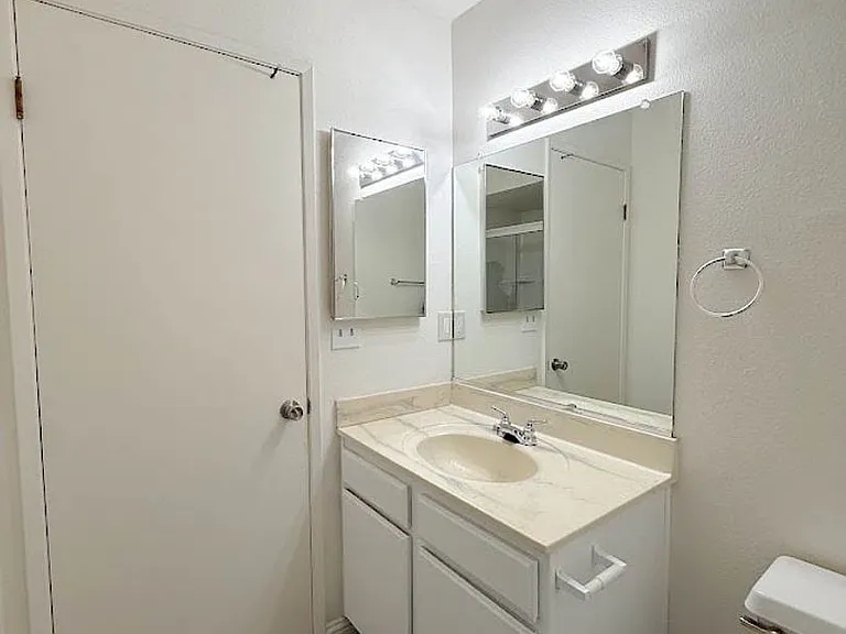 14500 Las Palmas Dr #32 — Photo 9