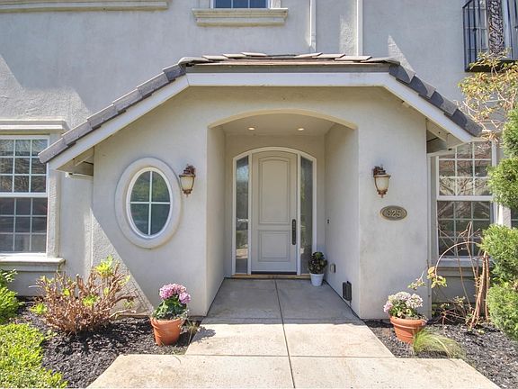 2nd image of 825 Sierra Oaks Vista Ln