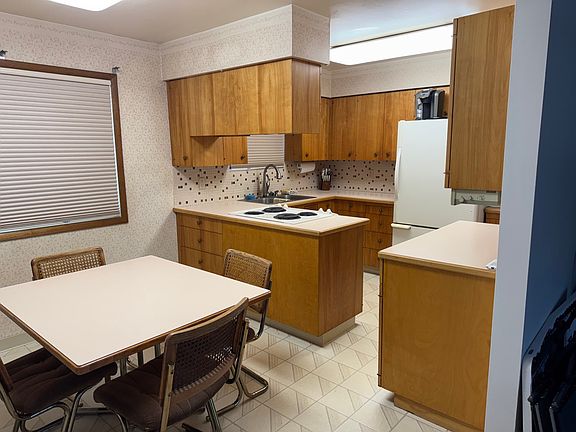 4th image of 520 Maple St