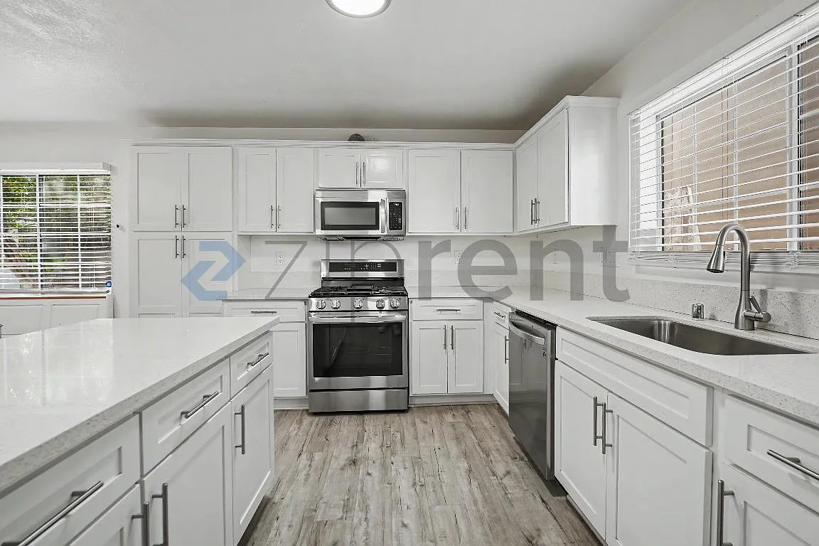 4 bed, 2300 sqft, $4,995 — Photo 2