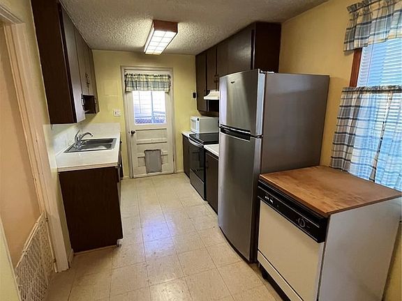 4th image of 3645 S Hooker St