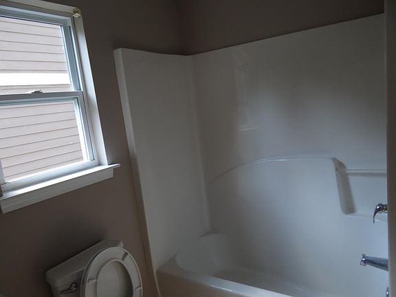 Top Flr Left bath - part of the parents section