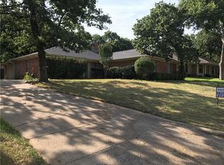 4811 Hidden Oaks Ln, Arlington, TX 76017