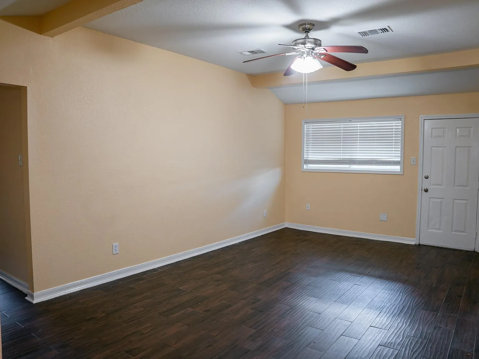 4 bed, 2.0 bath, 1008 sqft, $1,800 — Photo 2
