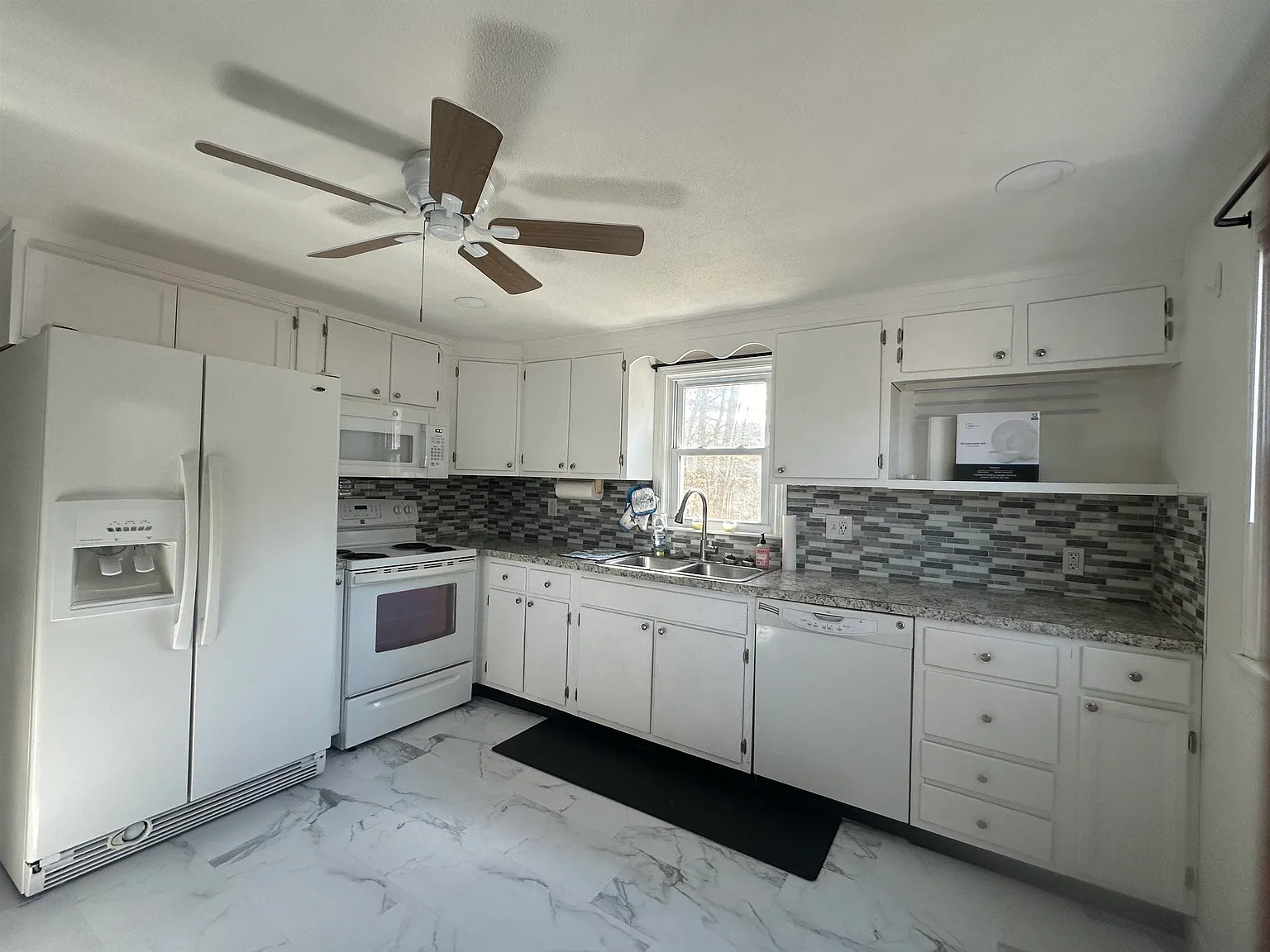 2 bed, 1.0 bath, 1044 sqft, $3,000 — Photo 2